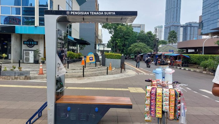 Ada ‘PLTS Mini’ di Dukuh Atas, Bisa buat Charge HP hingga Sepeda Listrik