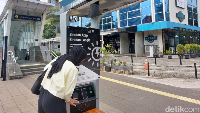 Ada ‘PLTS Mini’ di Dukuh Atas, Bisa buat Charge HP hingga Sepeda Listrik