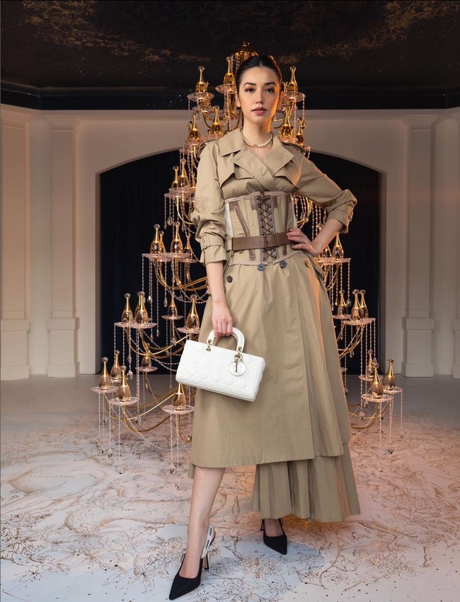 Gaya sophisticated ditampilkan Velove Vexia dengan trench coat dress berdetail pleats. Aksen bustier pada pinggang membuat gaya aktris berambut panjang ini makin stylish. Foto: Instagram