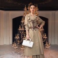 Gaya sophisticated ditampilkan Velove Vexia dengan trench coat dress berdetail pleats. Aksen bustier pada pinggang membuat gaya aktris berambut panjang ini makin stylish. Foto: Instagram