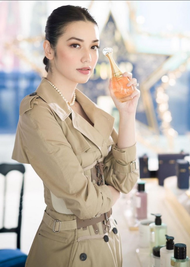 Velove Vexia memilih tampilan makeup bernuansa natural. Sementara rambutnya ditata dengan gaya kepang. Foto: Instagram