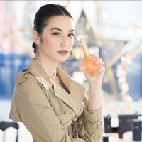 Velove Vexia memilih tampilan makeup bernuansa natural. Sementara rambutnya ditata dengan gaya kepang. Foto: Instagram