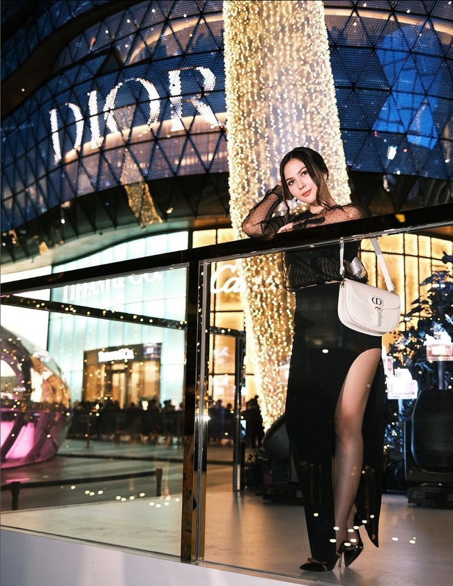 Berpose di depan butik Dior, Jessica Mila tampak membawa tas Dior Bobby warna off-white. Foto: Instagram
