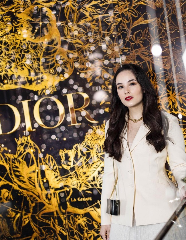 Tamu lainnya, Chelsea Islan, memilih gaya chis dan smart casual dengan blazer dan rok bernuansa cream.  Tampilannya lebih segar dengan pulasan lipstik merah. Foto: Instagram
