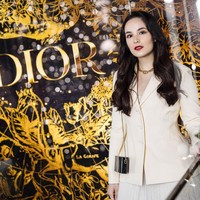 Tamu lainnya, Chelsea Islan, memilih gaya chis dan smart casual dengan blazer dan rok bernuansa cream.  Tampilannya lebih segar dengan pulasan lipstik merah. Foto: Instagram
