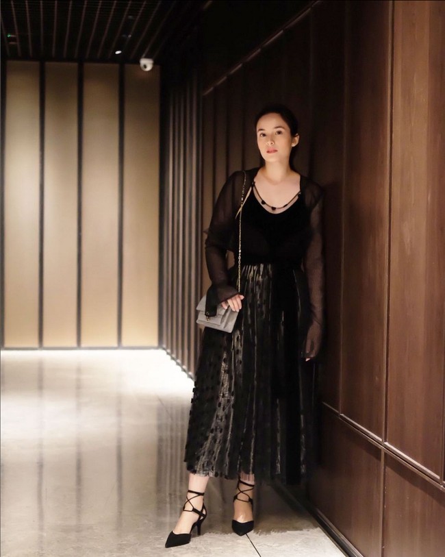 Aktris yang baru bertunangan ini berganti busana dengan gaun hitam transparan untuk acara makan malam. Chelsea Islan menambahkan statement pada penampilannya dengan high heels bertali. Foto: Instagram