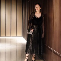 Aktris yang baru bertunangan ini berganti busana dengan gaun hitam transparan untuk acara makan malam. Chelsea Islan menambahkan statement pada penampilannya dengan high heels bertali. Foto: Instagram