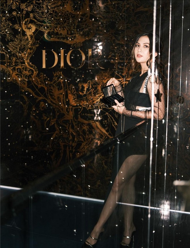 Aura seksi hadir dalam gaya Jessica Mila, yang mengenakan gaun berbelahan paha tinggi. Bintang sinetron ‘Imperfect’ ini tampil serba hitam dari tas hingga sepatu. Foto: Instagram