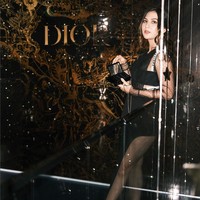 Aura seksi hadir dalam gaya Jessica Mila, yang mengenakan gaun berbelahan paha tinggi. Bintang sinetron ‘Imperfect’ ini tampil serba hitam dari tas hingga sepatu. Foto: Instagram