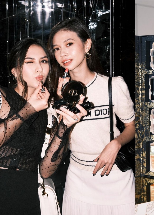 Yuki Kato dan Jessica Mila menyempatkan foto bersama dalam acara yang digelar ION Orchard Road. Dior Beauty mengusung tema Dream In Dior sebagai inspirasi makeup dan wewangian untuk menyambut libur Natal dan Tahun Baru. Foto: Instagram