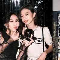 Yuki Kato dan Jessica Mila menyempatkan foto bersama dalam acara yang digelar ION Orchard Road. Dior Beauty mengusung tema Dream In Dior sebagai inspirasi makeup dan wewangian untuk menyambut libur Natal dan Tahun Baru. Foto: Instagram