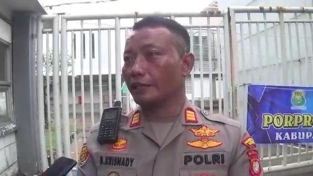 Kapolsek Cikarang Timur, AKP Bambang Krisnadi, menjelaskan penyebab 'air terjun dari langit' di Bekasi