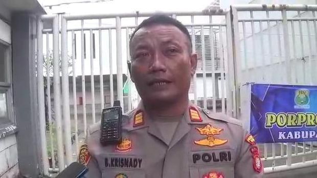 Kapolsek Cikarang Timur, AKP Bambang Krisnadi, menjelaskan penyebab 'air terjun dari langit' di Bekasi