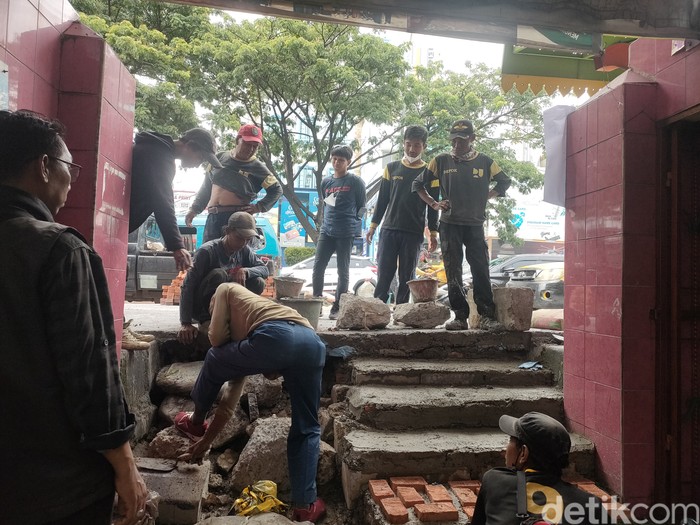 Akses ke SDN Pondok Cina (Pocin) 1 tertutup trotoar yang baru direvitalisasi. Dinas PUPR Kota Depok angkat bicara terkait trotoar menutupi akses SDN Pocin 1. (Dwi Rahmawati/detikcom)