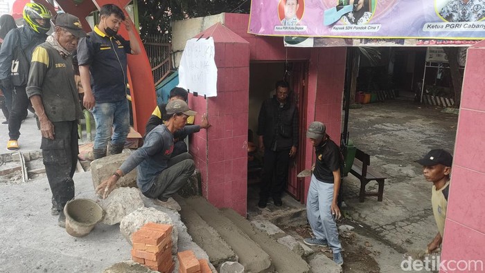 Akses ke SDN Pondok Cina (Pocin) 1 tertutup trotoar yang baru direvitalisasi. Dinas PUPR Kota Depok angkat bicara terkait trotoar menutupi akses SDN Pocin 1. (Dwi Rahmawati/detikcom)