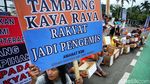 Aksi Mengemis di Depan DPR, Ada Apa?