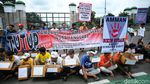 Aksi Mengemis di Depan DPR, Ada Apa?