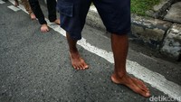 Mereka berjalan tanpa alas kaki.