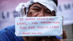Aksi Mengemis di Depan DPR, Ada Apa?