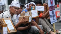 Setibanya di depan DPR mereka nampak melakukan aksi teatrikal mengemis.