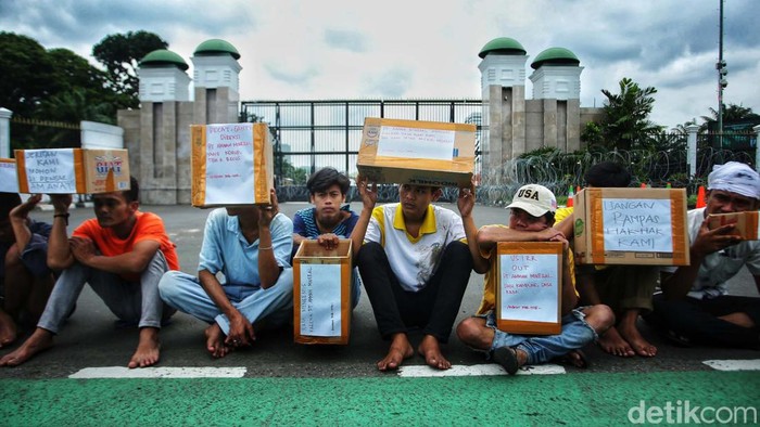 Aksi Mengemis di Depan DPR, Ada Apa? Sejumlah warga Sumbawa Barat, NTB, berdemo di depan gedung DPR RI memprotes mafia pertambangan. Mereka melakukan aksi teatrikal mengemis di depang DPR.