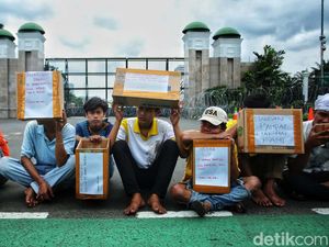 Aksi Mengemis di Depan DPR, Ada Apa?