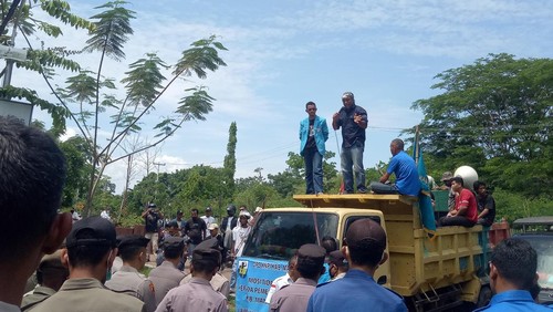 Aksi protes kenaikan NJOP Tanah di Kantor Bupati Manggarai Barat, Rabu (9/11/2022). (Ambrosius Ardin/detikBali).