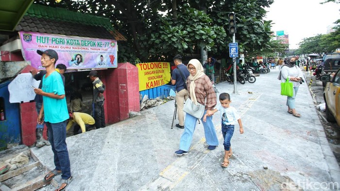 Alhamdulillah! Gerbang SDN 1 Pocin Kini Dibuat Anak Tangga Akses ke SDN 1 Pocin, Beji, Depok, Jawa Barat, sebelumnya tertutup revitalisasi trotoar Jalan Margonda yang elevasinya lebih tinggi dari gerbang. Kini anak tangga pun dibuat.