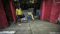Kini di depan pintu masuk SDN 1 Pocin tampak para pekerja bangunan tengah membuat anak tangga.