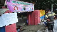 Terutama akses keluar masuk kendaraan serta pejalan kaki yang ingin masuk ke sekolah ini.