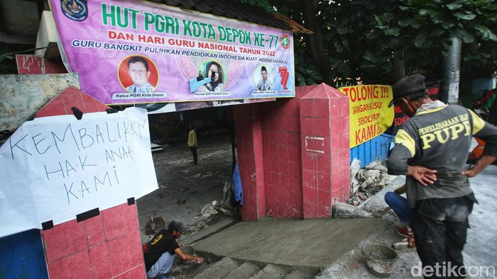 Akses ke SDN 1 Pocin, Beji, Depok, Jawa Barat, sebelumnya tertutup revitalisasi trotoar Jalan Margonda yang elevasinya lebih tinggi dari gerbang. Kini anak tangga pun dibuat.