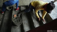 Pembangunan anak tangga ini dikebut demi melancarkan akses masuk bagi siswa.