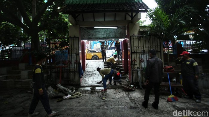 Alhamdulillah! Gerbang SDN 1 Pocin Kini Dibuat Anak Tangga Akses ke SDN 1 Pocin, Beji, Depok, Jawa Barat, sebelumnya tertutup revitalisasi trotoar Jalan Margonda yang elevasinya lebih tinggi dari gerbang. Kini anak tangga pun dibuat.