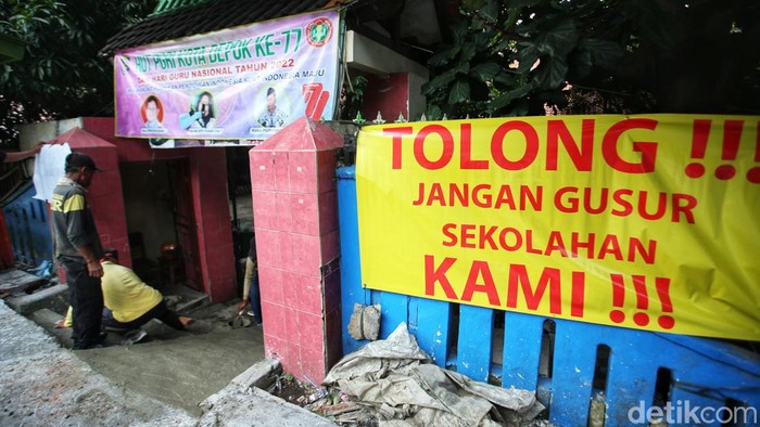 Akses ke SDN 1 Pocin, Beji, Depok, Jawa Barat, sebelumnya tertutup revitalisasi trotoar Jalan Margonda yang elevasinya lebih tinggi dari gerbang. Kini anak tangga pun dibuat.