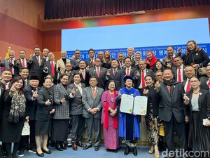 Anggota F-PDIP DPR Pakai Pin Puan Maharani di Korsel, Apa Maksudnya?