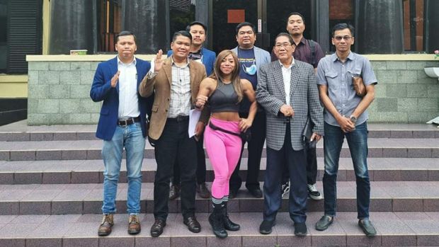Anoy Ros dan para pengacaranya.