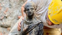 Para arkeolog telah menjelajahi reruntuhan kuno di sana selama tiga tahun terakhir. Asisten profesor dari Universitas untuk Orang Asing di Siena, Jacopo Tabolli mengataka, patung perunggu tersebut diperkirakan berusia 2.300 tahun.