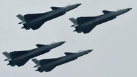 Total ada empat jet tempur siluman J-20 yang melakukan manuver di langit Zhuhai, Provinsi Guangdong. Chinatopix Via AP.
