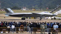 Jet tempur siluman J-20 berhasil menyedot perhatian pengunjung pameran Dirgantara dan Antariksa Internasional China ke-14 atau China Airshow. Lu Hanxin/Xinhua via AP.