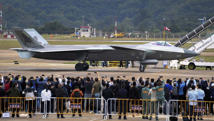 Atraksi Jet Siluman J-20 Meriahkan China Airshow Pameran Dirgantara dan Antariksa Internasional China ke-14 atau China Airshow digelar di Zhuhai, Guangdong. Atraksi udara jet tempur siluman J-20 memeriahkan China Airshow.