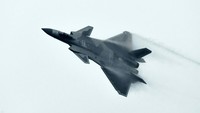 Jet tempur siluman J-20 China terbang di langit Zhuhai, Provinsi Guangdong. Chinatopix Via AP.