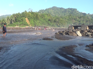 Detik-detik Truk Penambang Pasir Terseret Banjir Lahar Gunung Semeru