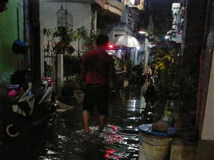 Banjir rob yang menggenangi kawasan pesisir Kota Surabaya