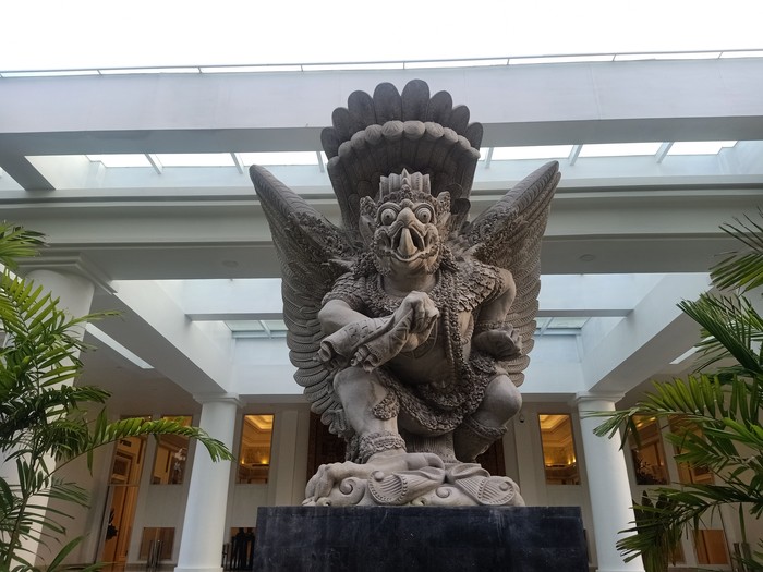 Beberapa ornamen khas Bali juga menghiasi gedung baru tersebut. Adapun gedung ini akan menjadi tempat singgah atau transit para tamu VVIP hingga delegasi KTT G20 sebelum melanjutkan perjalanan ke lokasi acara KTT G20. Beberapa ornamen khas Bali juga menghiasi gedung baru tersebut. Adapun gedung ini akan menjadi tempat singgah atau transit para tamu VVIP hingga delegasi KTT G20 sebelum melanjutkan perjalanan ke lokasi acara KTT G20.