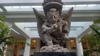 Beberapa ornamen khas Bali juga menghiasi gedung baru tersebut. Adapun gedung ini akan menjadi tempat singgah atau transit para tamu VVIP hingga delegasi KTT G20 sebelum melanjutkan perjalanan ke lokasi acara KTT G20.  (Foto: Ni Made Lastri Karsiani Putri/detikBali)