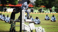 Salah satu peserta pelatihan bela negara juga melakukan aksi memecahkan balok di acara tersebut.