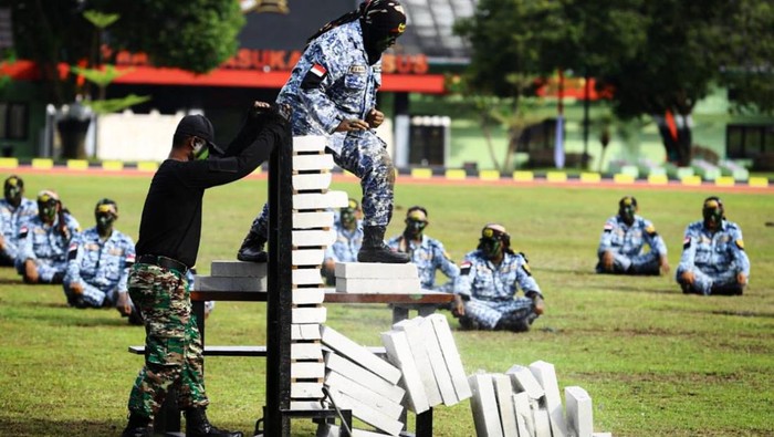 Menteri PUPR Basuki Hadimuljono melakukan aksi demo ketangkasan di acara penutupan pelatihan bela negara bagi PPK dan Pokja PBJ Kementerian PUPR Tahun 2022 di Markas Grup 2 Kopassus Kandang Menjangan. Basuki beraksi memecahkan balok beton, sedangkan Komandan Grup 2 Kopassus mematahkan besi.