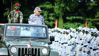 Basuki mengecek pasukan saat upacara penutupan pelatihan bela negara bagi PPK dan Pokja PBJ Kementerian PUPR Tahun 2022.