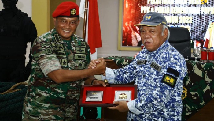 Begini Gaya Menteri Basuki Pecahkan Bata Pakai Tangan Menteri PUPR Basuki Hadimuljono melakukan aksi demo ketangkasan di acara penutupan pelatihan bela negara bagi PPK dan Pokja PBJ Kementerian PUPR Tahun 2022 di Markas Grup 2 Kopassus Kandang Menjangan. Basuki beraksi memecahkan balok beton, sedangkan Komandan Grup 2 Kopassus mematahkan besi.