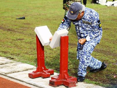 Ciiaat! Begini Gaya Menteri Basuki Pecahkan Bata Pakai Tangan